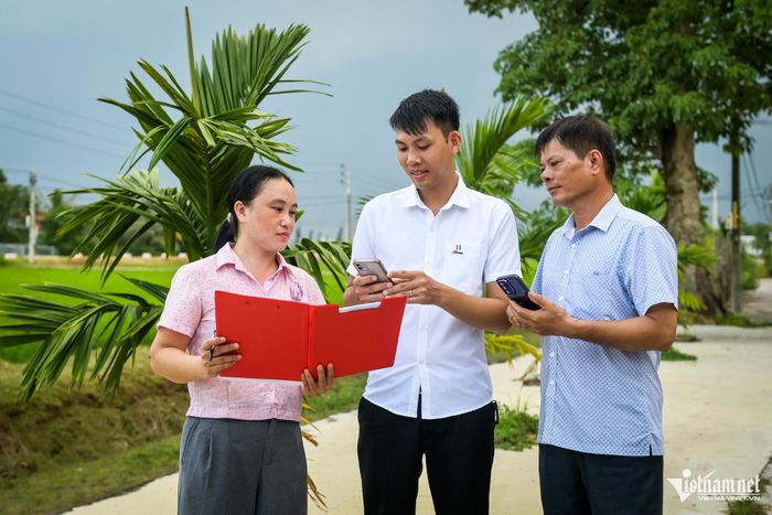 Khi có công việc cần, anh Tuấn Anh cùng Ban công tác thôn Đông Hạ sẵn sàng "đi từng ngõ, gõ từng nhà" để gặp gỡ, nắm bắt tâm tư, nguyện vọng của bà con.