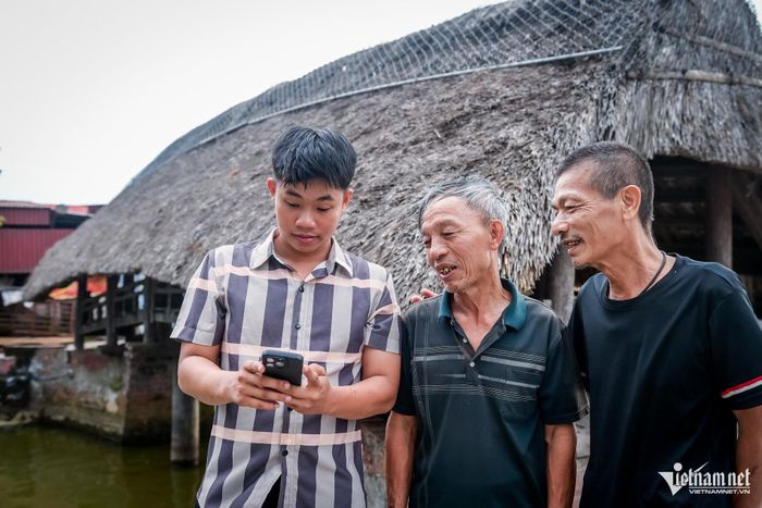 Anh Đoàn Văn Ngọc (SN 2005), Trưởng thôn Kênh (ngoài cùng bên trái)