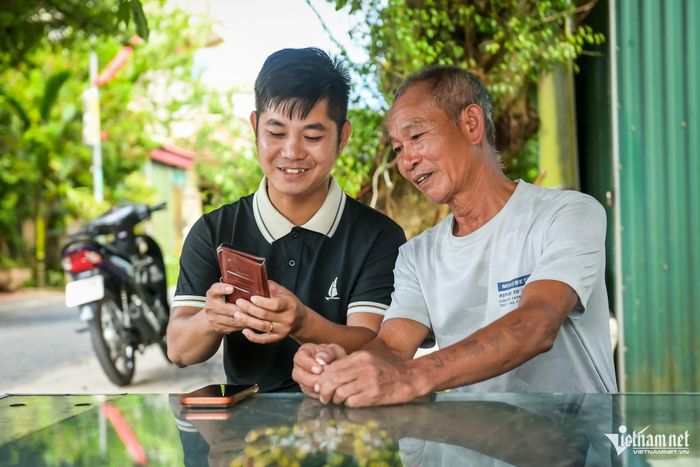Anh Phạm Văn Toàn, Trưởng thôn Hương Khê (bên trái)