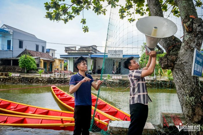 Anh Ngọc cùng người dân chuẩn bị cơ sở vật chất để tập luyện các môn thể thao tham gia Tuần lễ Văn hoá xã Cổ Lễ, diễn ra vào dịp 2/9 vừa qua
