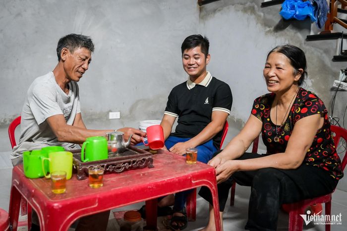 Anh Toàn ngồi trò chuyện cùng người dân