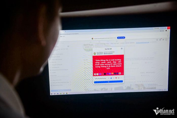 Trưởng thôn Đông Hạ lập nhóm Facebook của thôn để người dân cập nhật tin tức trong thôn nhanh hơn