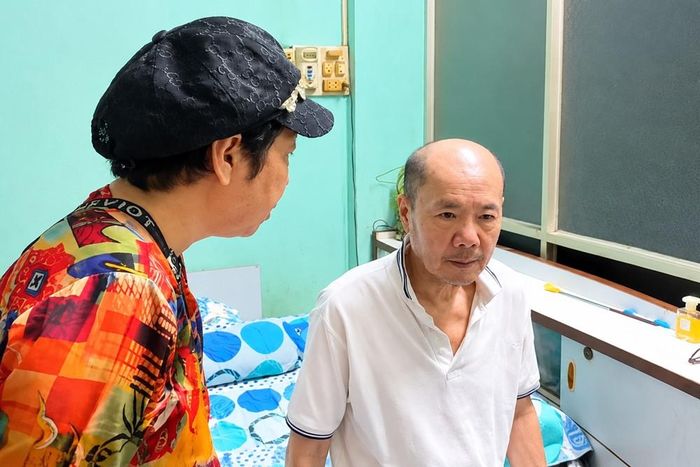 Nghệ sĩ Phi Phụng hỏi thăm ca sĩ Tô Thanh Phương.