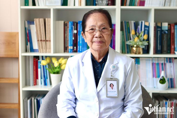 GS.BS Nguyễn Thị Ngọc Phượng được phong tặng danh hiệu Anh hùng Lao động, Thầy thuốc nhân dân. Ảnh: Phước Sáng