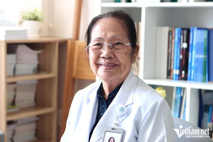 GS.BS Nguyễn Thị Ngọc Phượng: “Tôi tự hỏi nếu ai cũng rời đi, vậy bệnh nhân cần mổ, cần cấp cứu thì ai lo?”. Ảnh: Phước Sáng