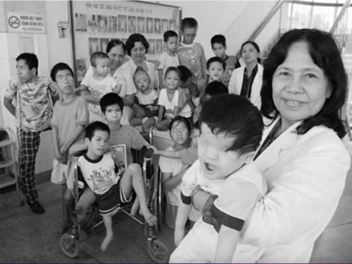 GS.BS Nguyễn Thị Ngọc Phượng bên những đứa trẻ mang trong mình dị tật bẩm sinh do hậu quả của chất độc da cam. Ảnh: Tư liệu