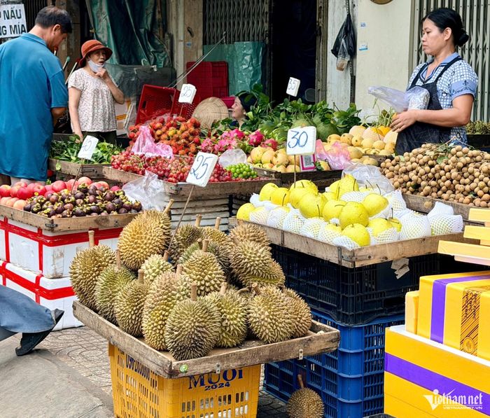 Sầu riêng hạt giá 25.000 đồng/kg đang được bán tại chợ dân sinh ở TP.HCM. Ảnh: Thu Hà