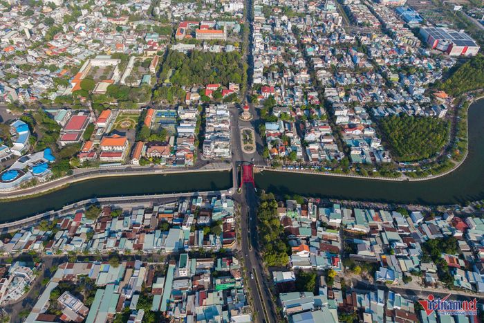 Do bà M. đã nhận tiền đặt cọc từ người mua đất, việc cơ quan đăng ký đất đai chậm giải quyết hồ sơ sang tên khiến bà phải đền cọc. Ảnh minh họa: Nguyễn Huế
