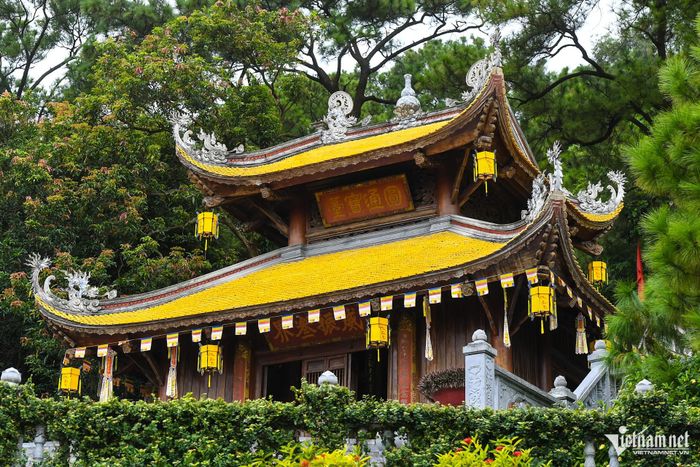 Lầu Quan Thế Âm trong khuôn viên chùa Côn Sơn.
