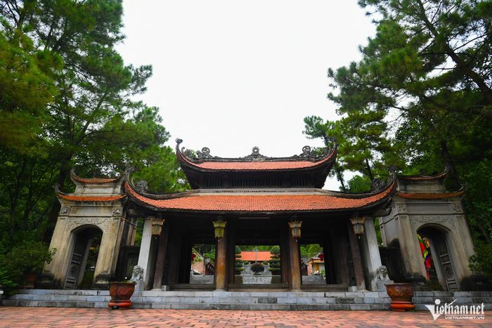 Đền thờ Nguyễn Trãi nằm bên cạnh chùa Côn Sơn.
