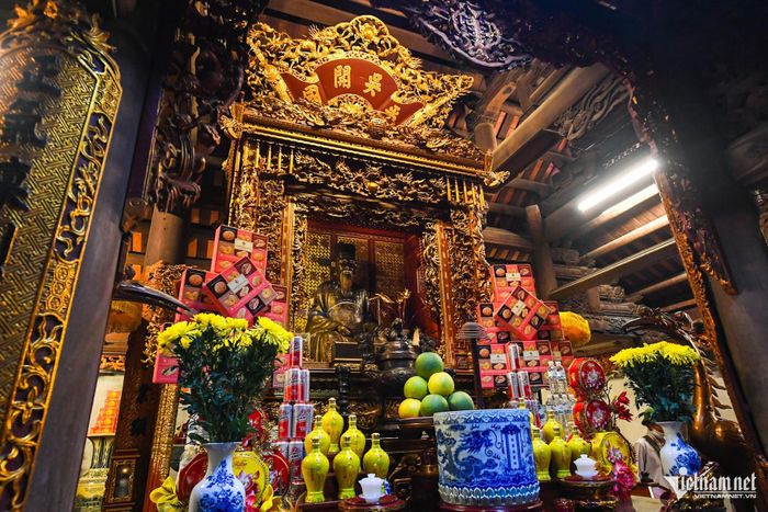 Nhà Tổ chùa Côn Sơn (trái); Bức tượng đồng thờ Anh hùng dân tộc ở Đền thờ Nguyễn Trãi (phải)