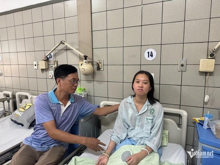 Hằng ngày, ông Tuấn Anh vừa tranh thủ chạy xe ôm công nghệ vừa vào viện chăm con gái thay vợ