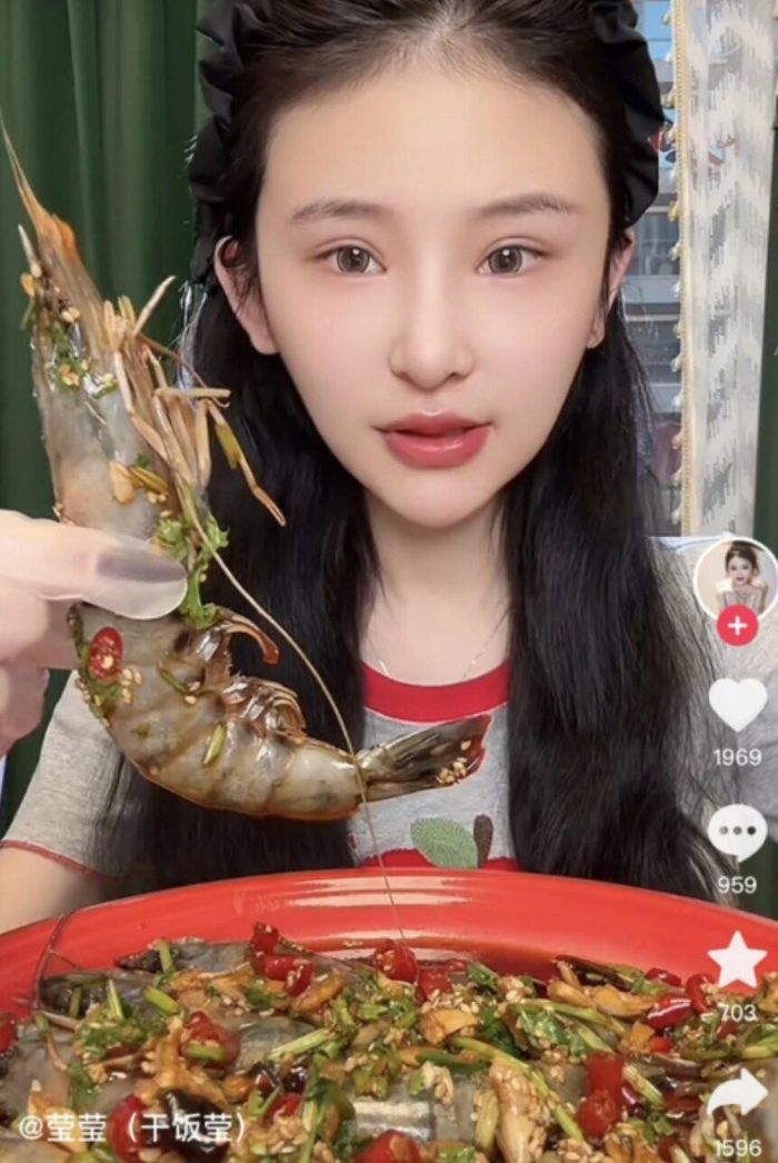 Chen Ziyi trong một video mukbang trên mạng xã hội. Ảnh: CNS