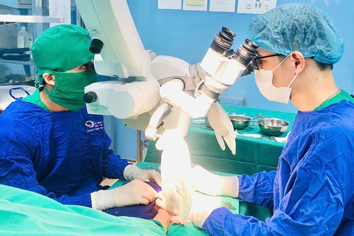 Vi phẫu cho nam bệnh nhân tại Bệnh viện Bãi Cháy. Ảnh: BVCC