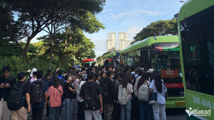 Tại trạm đón KTX Khu B, dòng người xếp hàng dài hàng chục mét, tràn cả xuống lòng đường