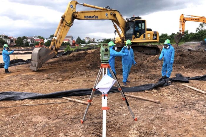 Xử lý đất nhiễm dioxin ở khu vực sân bay Biên Hòa. Ảnh: Đại sứ quán Mỹ 