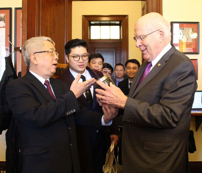 Thượng tướng Nguyễn Chí Vịnh tặng Thượng nghị sỹ Patrick Leahy hộp đất đã được tẩy độc dioxin từ sân bay Đà Nẵng nhân chuyến tham dự Đối thoại chính sách quốc phòng Việt Nam - Mỹ năm 2019. Ảnh: TTXVN
