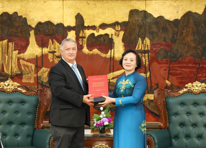 Trung tâm Sam Johnson trao tặng Việt Nam một số tư liệu, hồ sơ hỗ trợ công tác tìm kiếm, quy tập, xác định danh tính hài cốt liệt sĩ. Ảnh: VGP