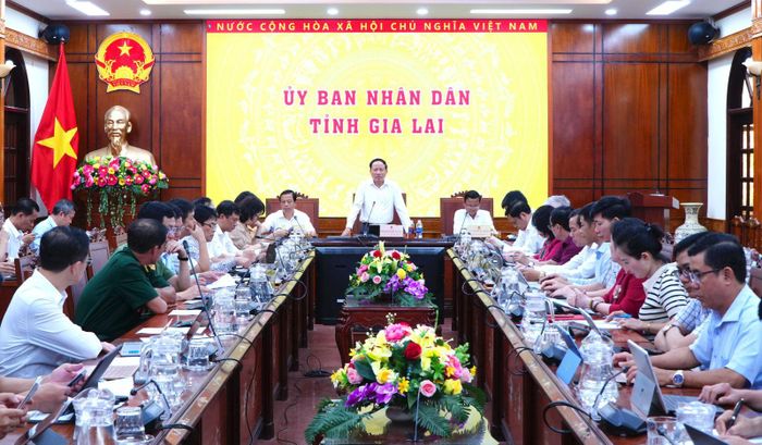 Gia Lai tổ chức hội nghị trực tiếp kết hợp trực tuyến đánh giá tình hình kinh tế - xã hội tháng 8. Ảnh: Kim Loan