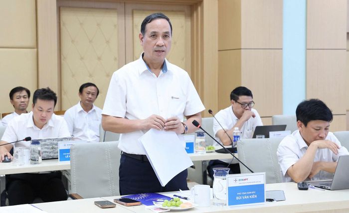 Phó Tổng giám đốc EVNNPT Bùi Văn Kiên báo cáo tại buổi làm việc 
