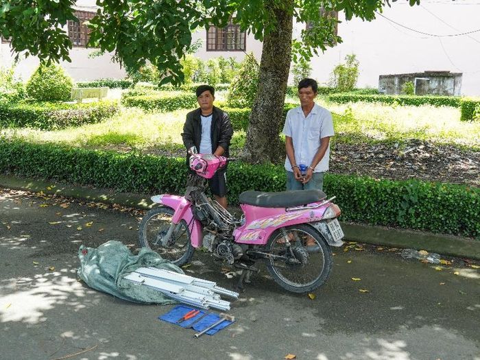 Bùi Quốc An và Phạm Tuấn Thanh (áo trắng) cùng tang vật, phương tiện, công cụ gây án. Ảnh: Công an TP Cần Thơ