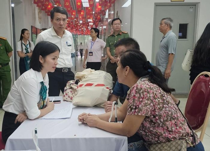 Sau khi nhận tiền bồi thường, người dân được hỗ trợ đưa về tận nhà.