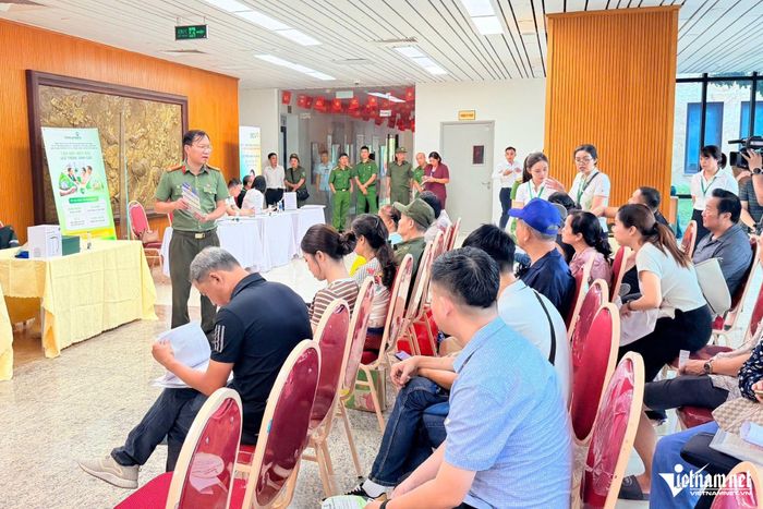 Công an phường Ô Chợ Dừa tuyên truyền về các thủ đoạn lừa đảo cho các hộ dân. Ảnh: Thành Huế