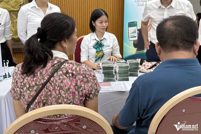 Các hộ dân làm thủ tục nhận tiền bồi thường. Ảnh: Kiều Oanh