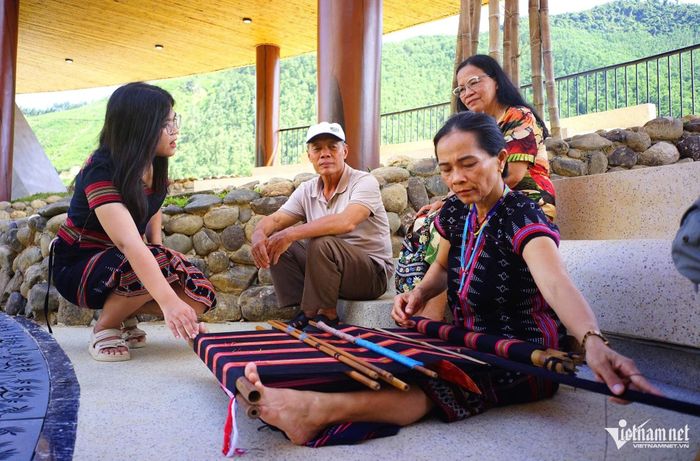 Đinh Thị Thu Thanh (đầu tiên từ trái sang) giới thiệu văn hóa truyền thống của đồng bào Cơ Tu đến với du khách.