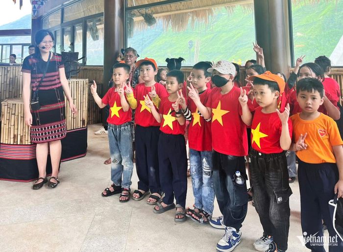 Thanh luôn đi đầu trong các hoạt động xã hội, gìn giữ văn hóa truyền thống của bản làng.