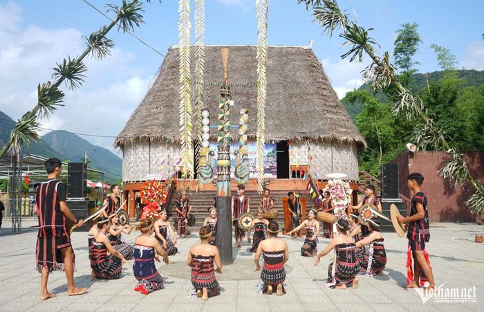 Tung tung da dá là điệu múa truyền thống đặc trưng mang tính tập thể cao của đồng bào Cơ Tu.