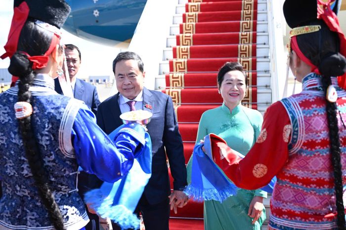 Hai thiếu nữ Mông Cổ tặng khăn Khadag và mời Chủ tịch Quốc hội Trần Thanh Mẫn cùng phu nhân ăn bánh Aaruul chấm sữa. Ảnh: Cổng TTĐT Quốc hội