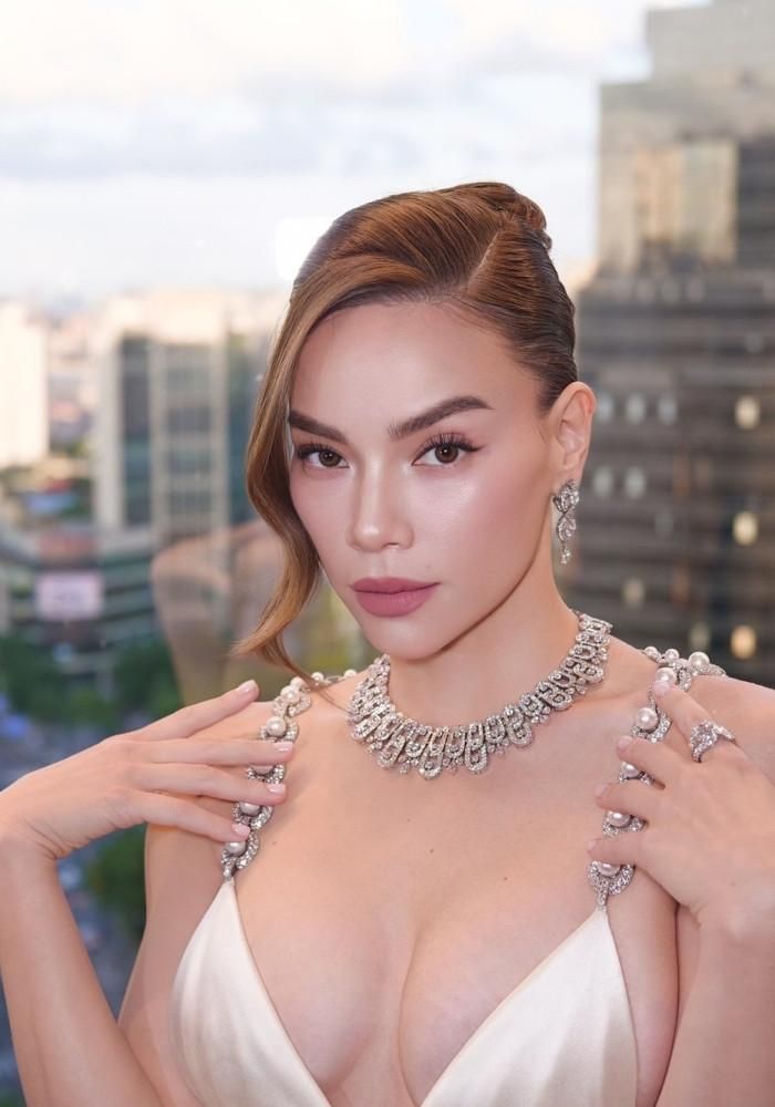 Lưu Diệc Phi và Hồ Ngọc Hà đeo trang sức chục tỷ đồng dự sự kiện. 