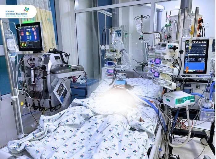 Trẻ đang được cấp cứu. Ảnh: BVCC.