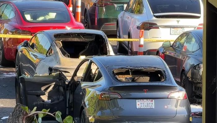 Ít nhất 4 chiếc Tesla bị ảnh hưởng.