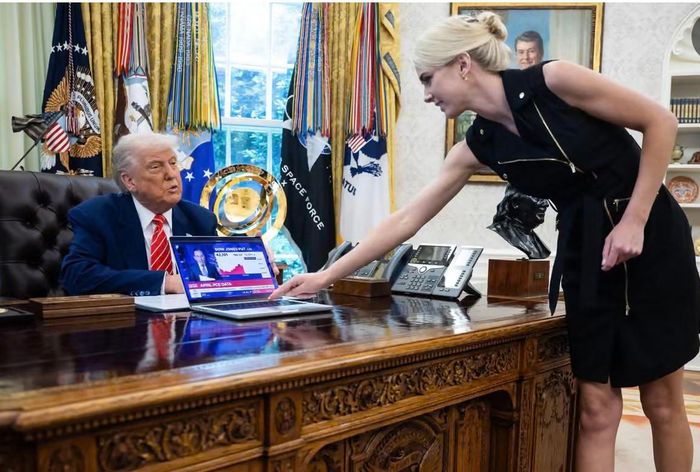 Ông Trump và trợ lý điều hành Natalie Harp. Ảnh: Newscom/Alamy