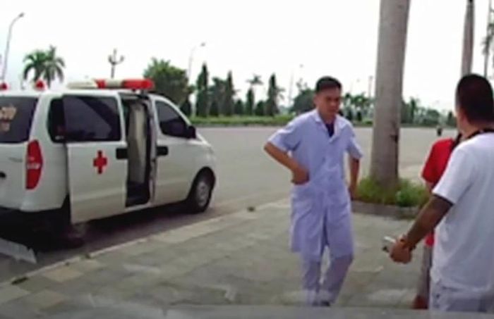 Hình ảnh vụ xe cứu thương ở Thanh Hóa thu 9 triệu đồng tiền thuốc và xe cấp cứu của người nhà bệnh nhân. Ảnh cắt từ clip.