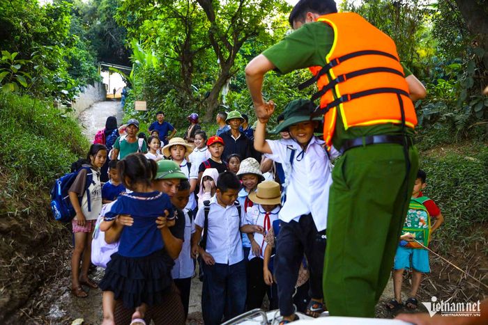 Trước mắt, việc di chuyển bằng ca nô qua sông sẽ bảo đảm an toàn cho học sinh, người dân.