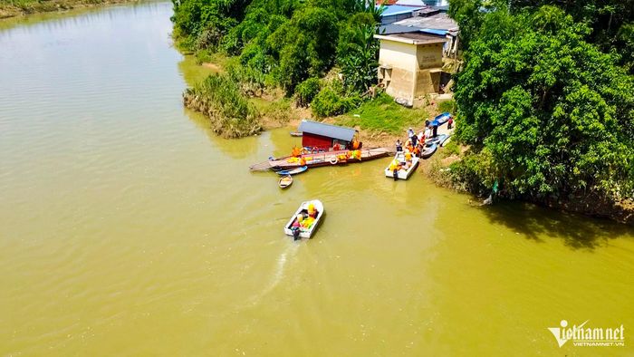 Phụ huynh và học sinh chờ thuyền để đưa con qua sông.