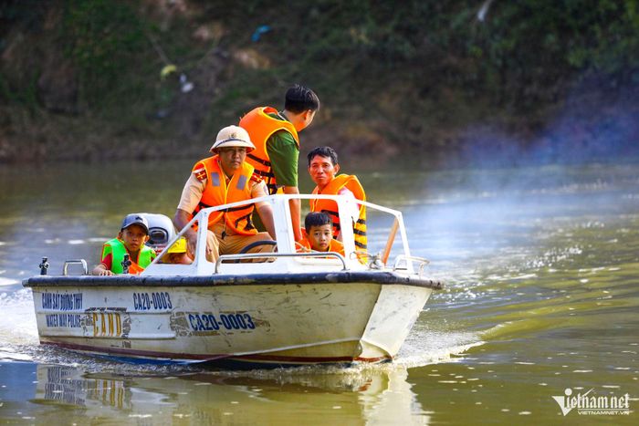 Lực lượng Cảnh sát giao thông (Công an tỉnh Thái Nguyên) dùng phương tiện hỗ trợ học sinh, người dân qua sông.