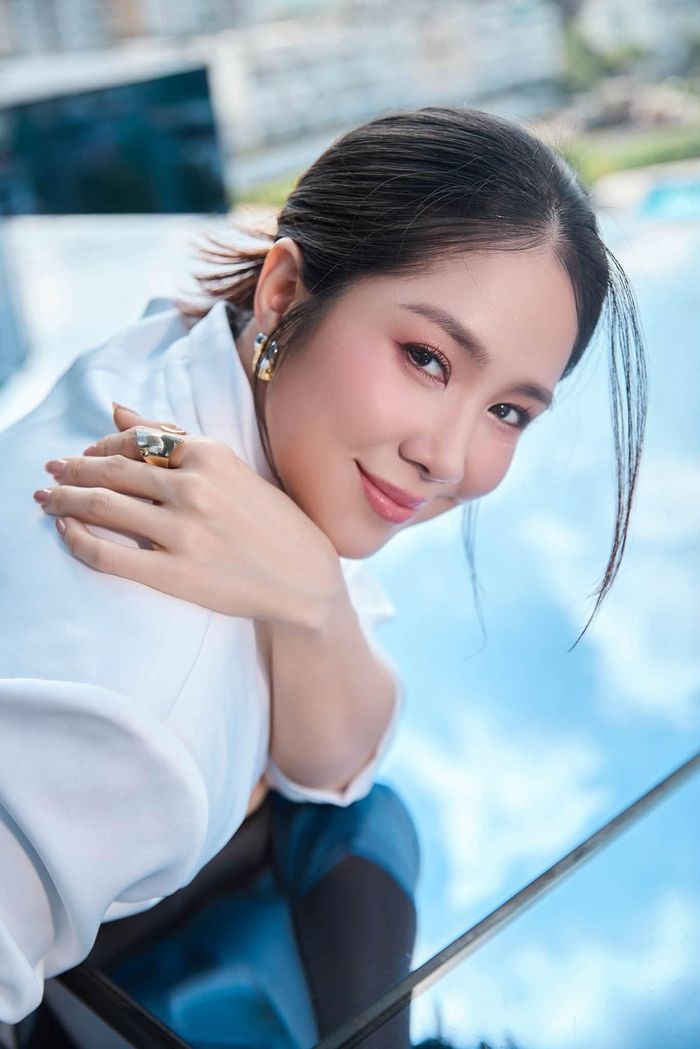 Diễn viên Lê Phương thu hút với phong cách nữ doanh nhân.