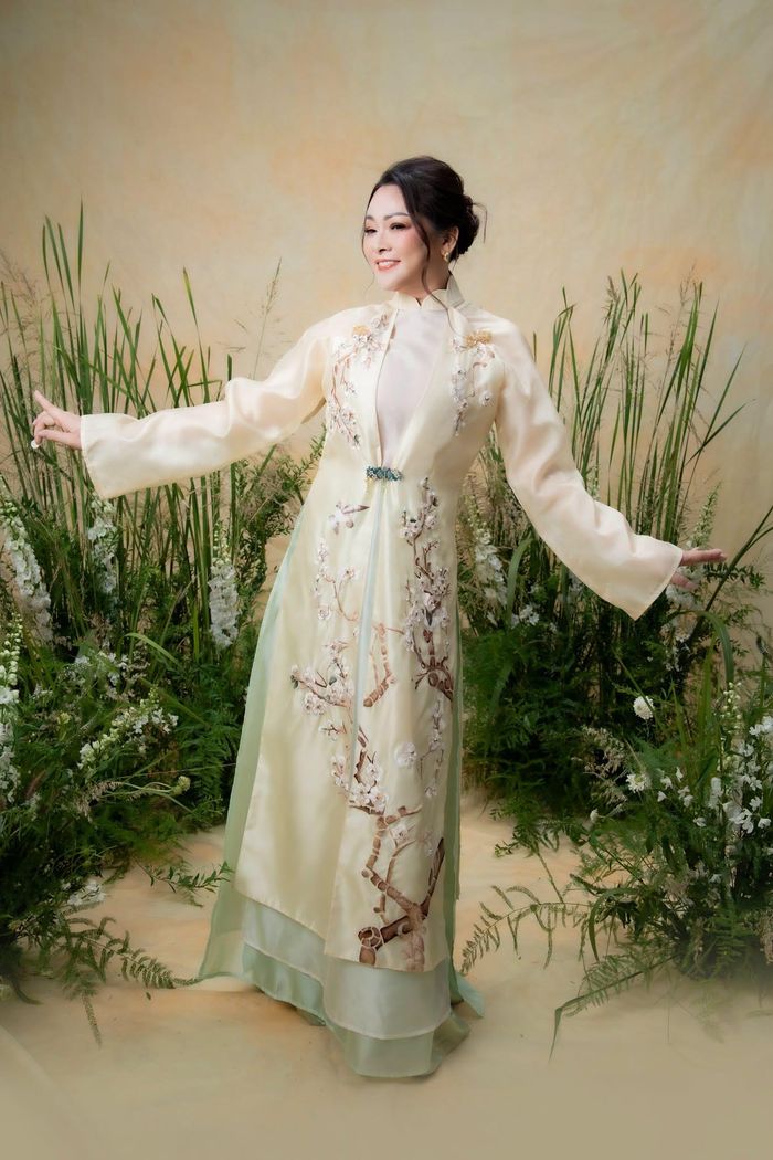 Ca sĩ Như Quỳnh U60 vẫn làm duyên.