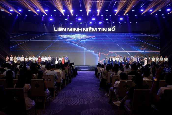 Mạng lưới Câu lạc bộ Niềm tin Số tại 34 tỉnh, thành ra mắt tại KOL Summit 2026. Ảnh: CAEX