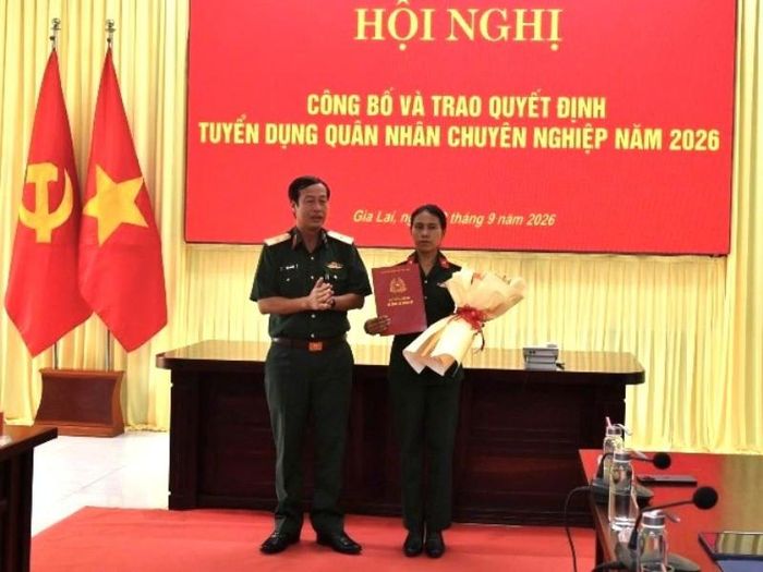 Lãnh đạo Quân đoàn 34 trao quyết định tuyển dụng chị Rmah H’Thiệp vào quân nhân chuyên nghiệp. Ảnh: Quân đoàn 34