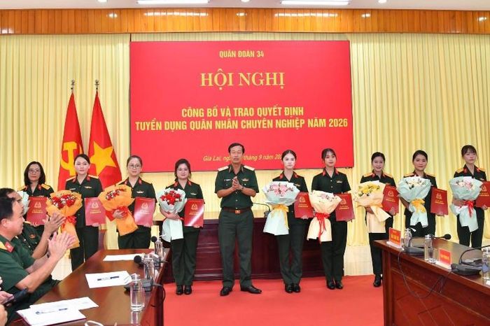 Quân đoàn 34 công bố và trao quyết định tuyển dụng quân nhân chuyên nghiệp cho 24 chiến sĩ tiêu biểu. Ảnh: Quân đoàn 34