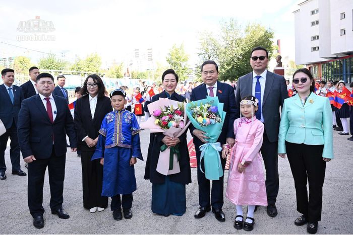 Học sinh Trường 14 mang tên Chủ tịch Hồ Chí Minh tặng hoa Chủ tịch Quốc hội Trần Thanh Mẫn và phu nhân Nguyễn Thị Thanh Nga. Ảnh: Media Quốc hội