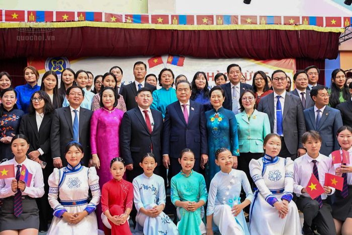 Chủ tịch Quốc hội Trần Thanh Mẫn và phu nhân cùng với Ban lãnh đạo, các em học sinh Trường 14 mang tên Chủ tịch Hồ Chí Minh chụp ảnh chung. Ảnh: Media QH