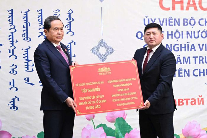 Chủ tịch Quốc hội Trần Thanh Mẫn tặng quà Trường Liên cấp số 14. Ảnh: Media QH