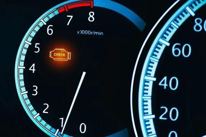 Đèn Check Engine sáng kèm mã lỗi P0300 thường liên quan đến hiện tượng bỏ máy do bugi bị lỗi. Ảnh: CarPro