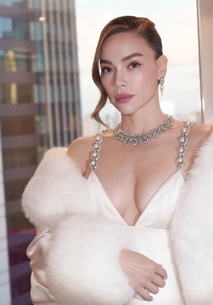 Ca sĩ tự tin khoe dáng tại sự kiện.